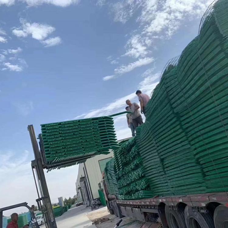 上海廠區(qū)圍欄網(wǎng) 工廠護欄網(wǎng)批發(fā) 浸塑護欄網(wǎng)